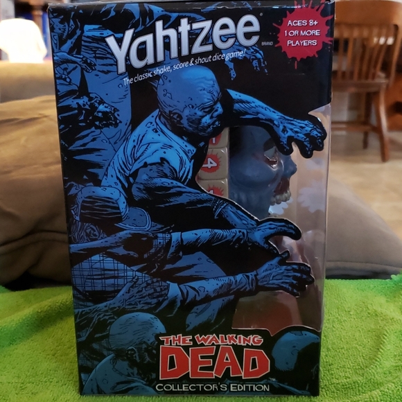 🧟‍♂️COLLECTOR'S EDITION TWD YAHTZEE🧟‍♀️ - Picture 7 of 8